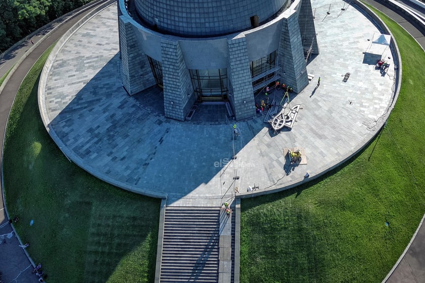 Los trabajadores se preparan para instalar el escudo de armas de Ucrania en el Monumento a la Patria del museo de la Segunda Guerra Mundial en Kiev, Ucrania, el 5 de agosto de 2023. El escudo de armas de Ucrania reemplaza a los de la era soviética instalados anteriormente y estará en su lugar el Día de la Independencia, que Ucrania marca el 24 de agosto de 2023.