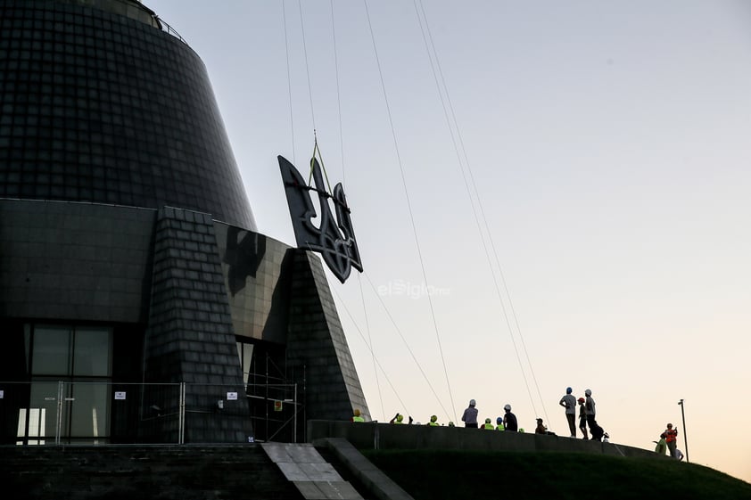 Los trabajadores se preparan para instalar el escudo de armas de Ucrania en el Monumento a la Patria del museo de la Segunda Guerra Mundial en Kiev, Ucrania, el 5 de agosto de 2023. El escudo de armas de Ucrania reemplaza a los de la era soviética instalados anteriormente y estará en su lugar el Día de la Independencia, que Ucrania marca el 24 de agosto de 2023.