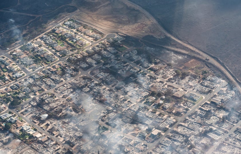 Miles de personas están siendo evacuadas de la isla hawaiana de Maui ante los incendios forestales que la están devastando, mientras los equipos de emergencia siguen trabajando en la extinción de los fuegos y en la búsqueda de víctimas, tras un primer recuento de 36 fallecidos.