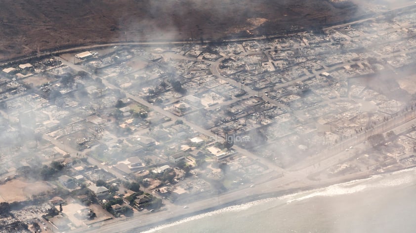 Miles de personas están siendo evacuadas de la isla hawaiana de Maui ante los incendios forestales que la están devastando, mientras los equipos de emergencia siguen trabajando en la extinción de los fuegos y en la búsqueda de víctimas, tras un primer recuento de 36 fallecidos.