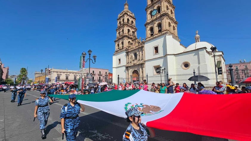 El desfile es en conmemoración del aniversario del inicio de la lucha por la Independencia de México.