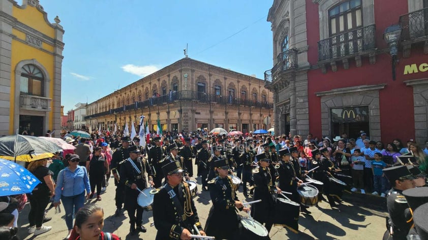 El desfile es en conmemoración del aniversario del inicio de la lucha por la Independencia de México.