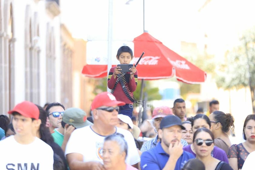 El desfile es en conmemoración del aniversario del inicio de la lucha por la Independencia de México.