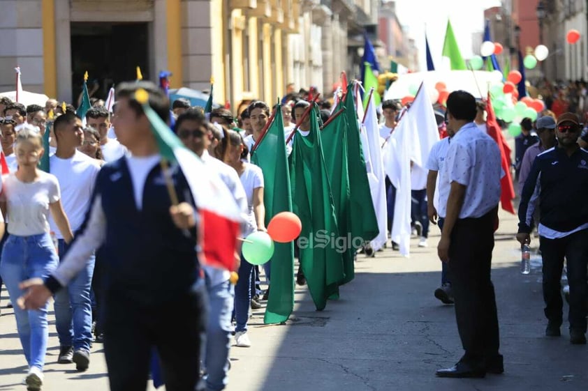 El desfile es en conmemoración del aniversario del inicio de la lucha por la Independencia de México.