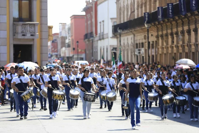 El desfile es en conmemoración del aniversario del inicio de la lucha por la Independencia de México.