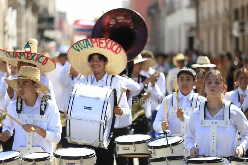 El desfile es en conmemoración del aniversario del inicio de la lucha por la Independencia de México.