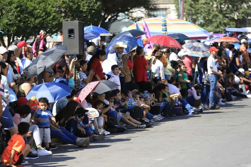 El desfile es en conmemoración del aniversario del inicio de la lucha por la Independencia de México.