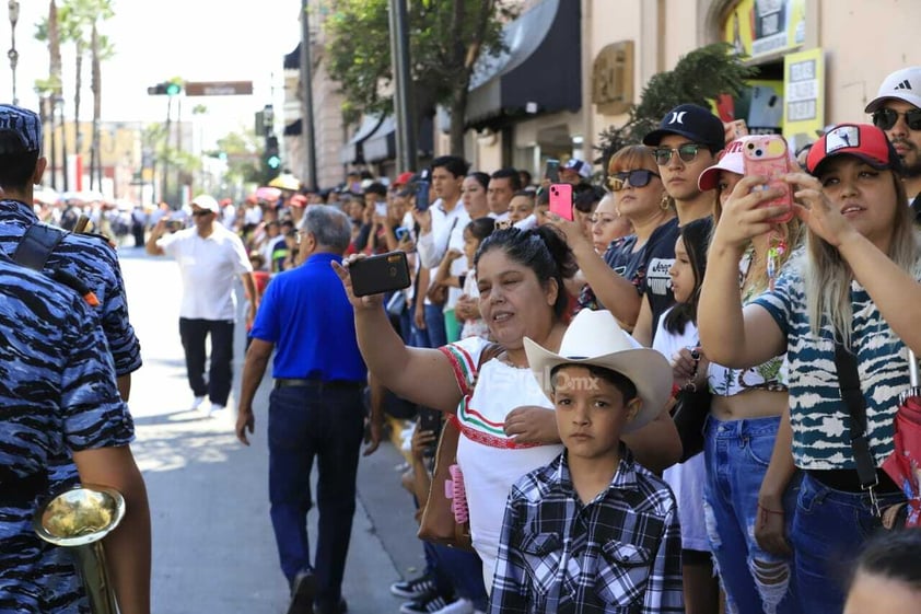 El desfile es en conmemoración del aniversario del inicio de la lucha por la Independencia de México.