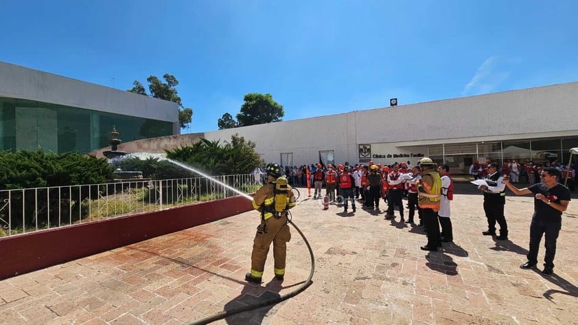 En conmemoración del Día Nacional de Protección Civil, personal y derechohabientes del ISSSTE Durango participaron en simulacro.