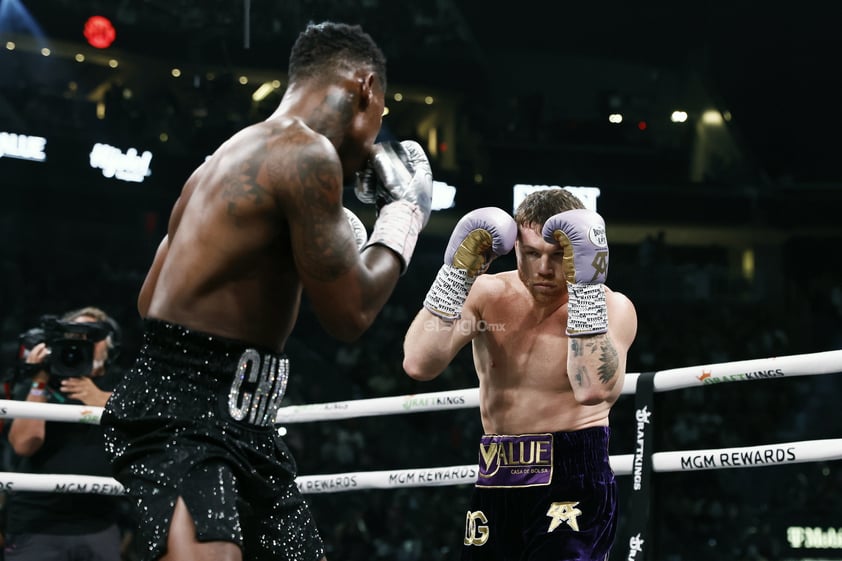 Una victoria que sabe a poco, Saúl 'Canelo' Álvarez retuvo con éxito los cuatro títulos de los supermedianos ante Jermell Charlo, salió con el brazo en alto, pero con una deuda personal, ya que el triunfo fue por decisión y no por nocaut como anhelaba.