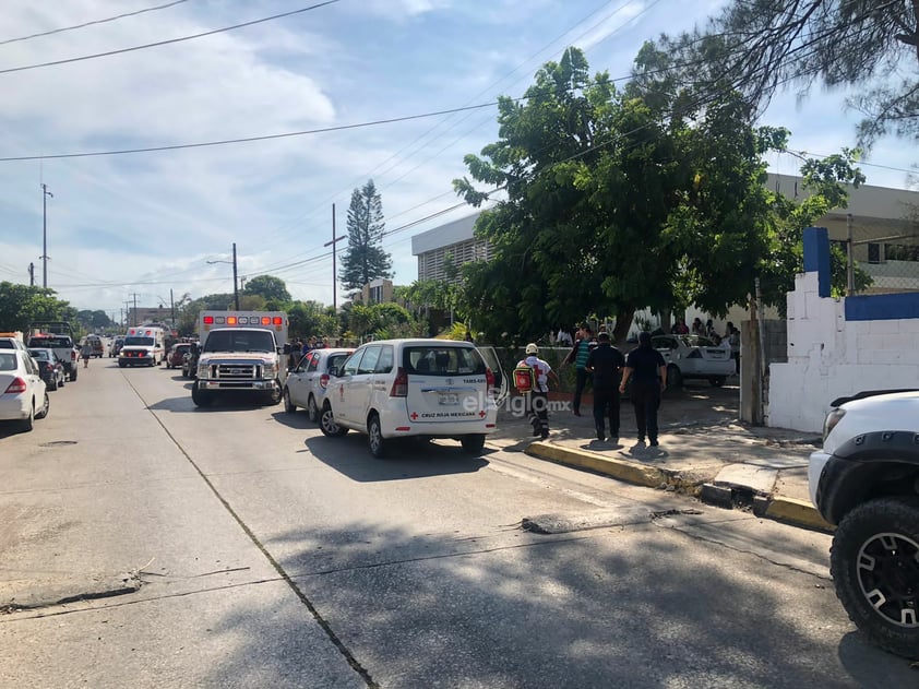 Elementos de los cuerpos de emergencia y vecinos del lugar, atendieron a personas lesionadas, quienes se encontraban en la parroquia de la Santa Cruz, en Ciudad Madero, cuyo techo se desplomó.