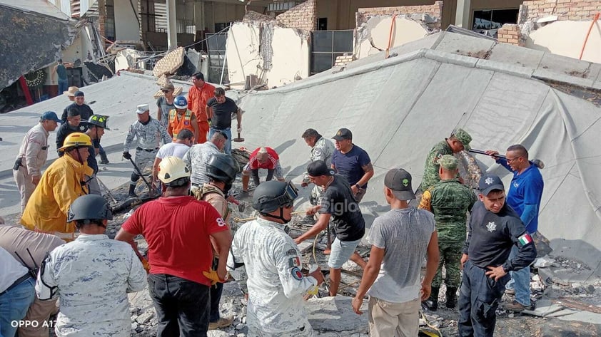 Elementos de los cuerpos de emergencia y vecinos del lugar, atendieron a personas lesionadas, quienes se encontraban en la parroquia de la Santa Cruz, en Ciudad Madero, cuyo techo se desplomó.