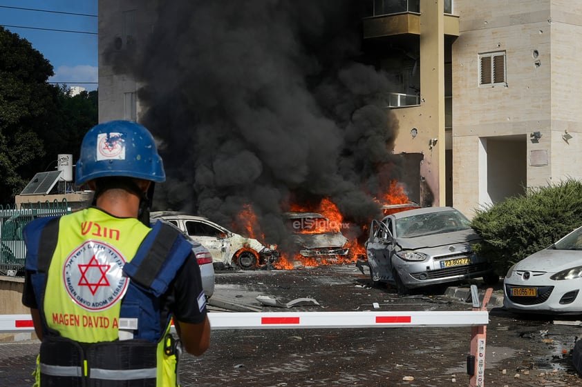 Los duros bombardeos israelíes sobre Gaza, más de 3 mil cohetes lanzados de la Franja a Israel, combates contra milicias palestinas que aún controlan zonas israelíes y decenas de rehenes israelíes capturados marcan la guerra que estalló hoy.