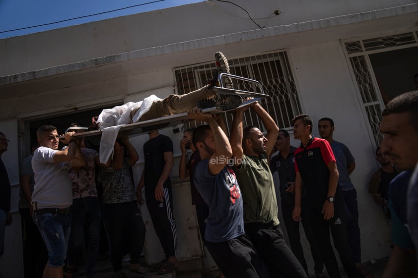 Los duros bombardeos israelíes sobre Gaza, más de 3 mil cohetes lanzados de la Franja a Israel, combates contra milicias palestinas que aún controlan zonas israelíes y decenas de rehenes israelíes capturados marcan la guerra que estalló hoy.