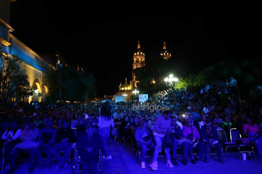 Los Terrícolas ponen a corear a todos los duranguenses en la Plaza de Armas con sus temas de éxito.