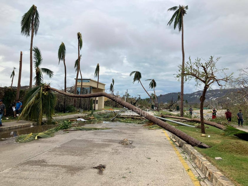 Las imágenes que ha dejado el impacto del huracán Otis en Acapulco, Guerrero, siguen siendo sorprendentes, pues además de los problemas de comunicación y la falta de energía eléctrica, los daños en la infraestructura han sido graves.