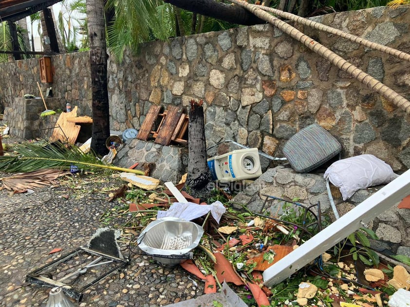 Las imágenes que ha dejado el impacto del huracán Otis en Acapulco, Guerrero, siguen siendo sorprendentes, pues además de los problemas de comunicación y la falta de energía eléctrica, los daños en la infraestructura han sido graves.