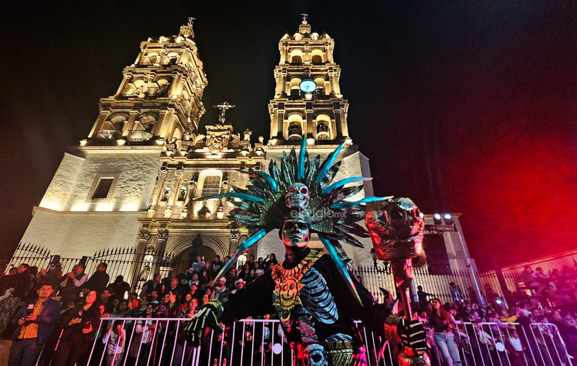 Como cada año, el Festival del Día de Muertos “Muuki” inició sus actividades con el tradicional desfile, uno que en esta ocasión mostró los elementos más característicos de Durango, aquellos que le dan identidad, así como los simbolismos alusivos a la conmemoración del 2 de noviembre.