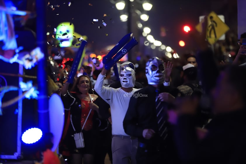 Como cada año, el Festival del Día de Muertos “Muuki” inició sus actividades con el tradicional desfile, uno que en esta ocasión mostró los elementos más característicos de Durango, aquellos que le dan identidad, así como los simbolismos alusivos a la conmemoración del 2 de noviembre.