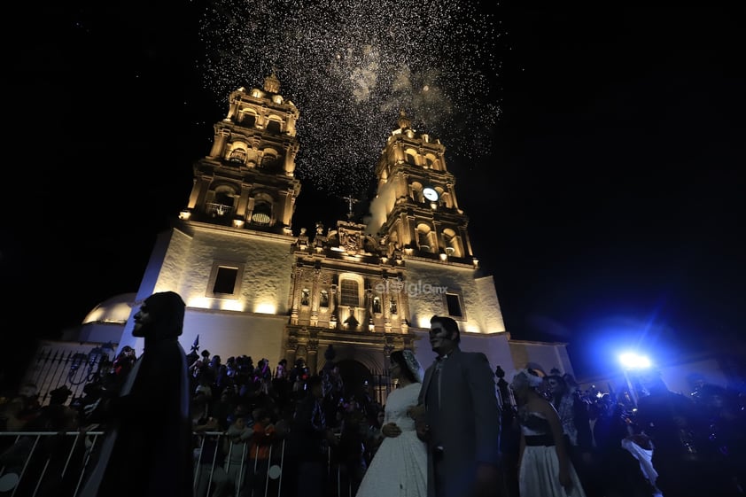 Como cada año, el Festival del Día de Muertos “Muuki” inició sus actividades con el tradicional desfile, uno que en esta ocasión mostró los elementos más característicos de Durango, aquellos que le dan identidad, así como los simbolismos alusivos a la conmemoración del 2 de noviembre.