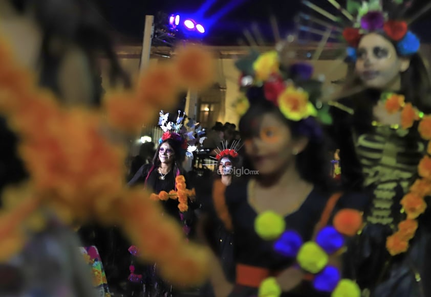 Como cada año, el Festival del Día de Muertos “Muuki” inició sus actividades con el tradicional desfile, uno que en esta ocasión mostró los elementos más característicos de Durango, aquellos que le dan identidad, así como los simbolismos alusivos a la conmemoración del 2 de noviembre.