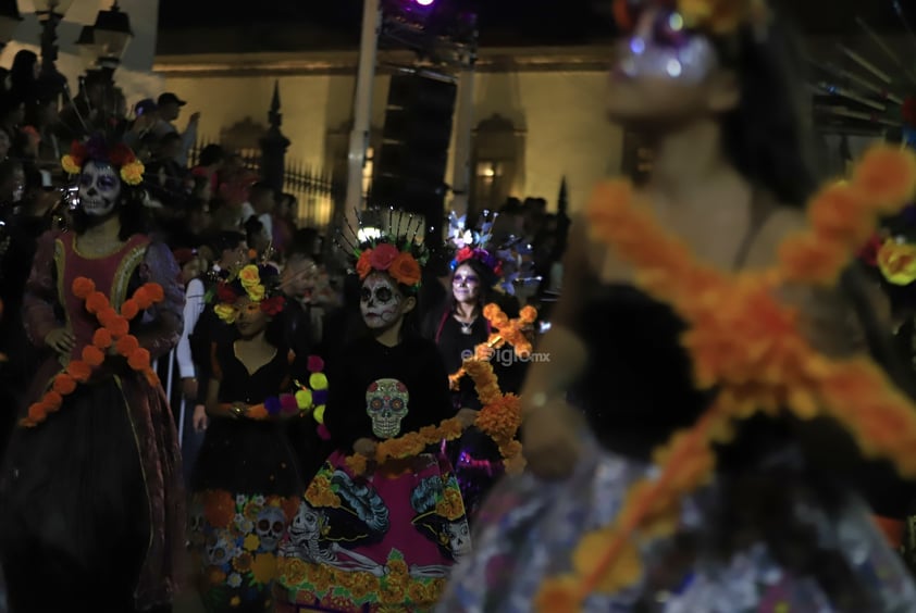 Como cada año, el Festival del Día de Muertos “Muuki” inició sus actividades con el tradicional desfile, uno que en esta ocasión mostró los elementos más característicos de Durango, aquellos que le dan identidad, así como los simbolismos alusivos a la conmemoración del 2 de noviembre.