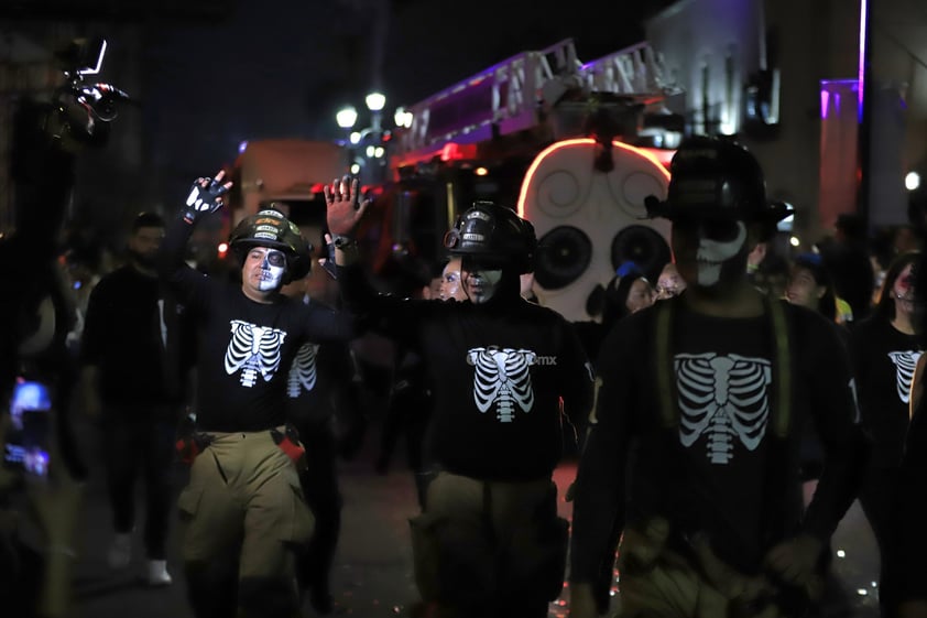 Como cada año, el Festival del Día de Muertos “Muuki” inició sus actividades con el tradicional desfile, uno que en esta ocasión mostró los elementos más característicos de Durango, aquellos que le dan identidad, así como los simbolismos alusivos a la conmemoración del 2 de noviembre.