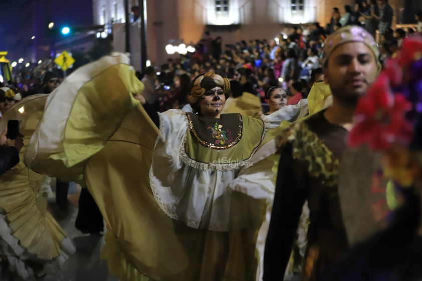 Como cada año, el Festival del Día de Muertos “Muuki” inició sus actividades con el tradicional desfile, uno que en esta ocasión mostró los elementos más característicos de Durango, aquellos que le dan identidad, así como los simbolismos alusivos a la conmemoración del 2 de noviembre.