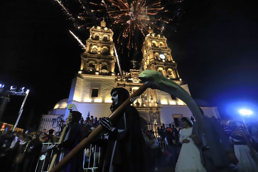 Como cada año, el Festival del Día de Muertos “Muuki” inició sus actividades con el tradicional desfile, uno que en esta ocasión mostró los elementos más característicos de Durango, aquellos que le dan identidad, así como los simbolismos alusivos a la conmemoración del 2 de noviembre.