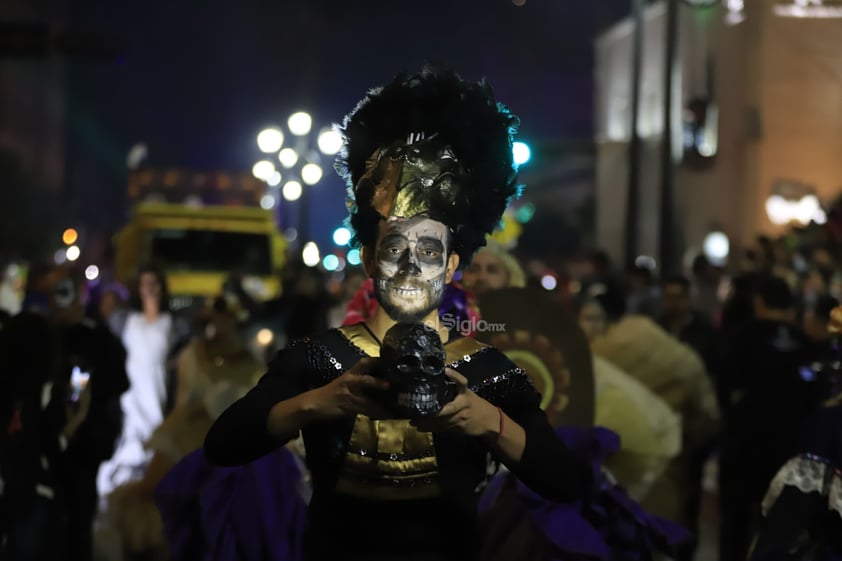 Como cada año, el Festival del Día de Muertos “Muuki” inició sus actividades con el tradicional desfile, uno que en esta ocasión mostró los elementos más característicos de Durango, aquellos que le dan identidad, así como los simbolismos alusivos a la conmemoración del 2 de noviembre.