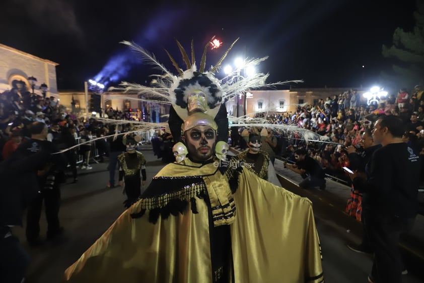 Como cada año, el Festival del Día de Muertos “Muuki” inició sus actividades con el tradicional desfile, uno que en esta ocasión mostró los elementos más característicos de Durango, aquellos que le dan identidad, así como los simbolismos alusivos a la conmemoración del 2 de noviembre.