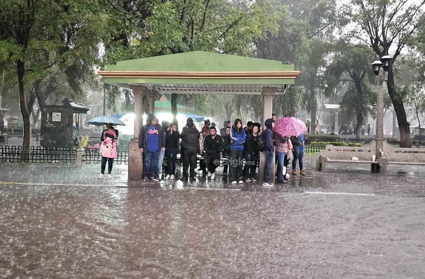 Una fuerte precipitación sorprendió a la ciudad capital