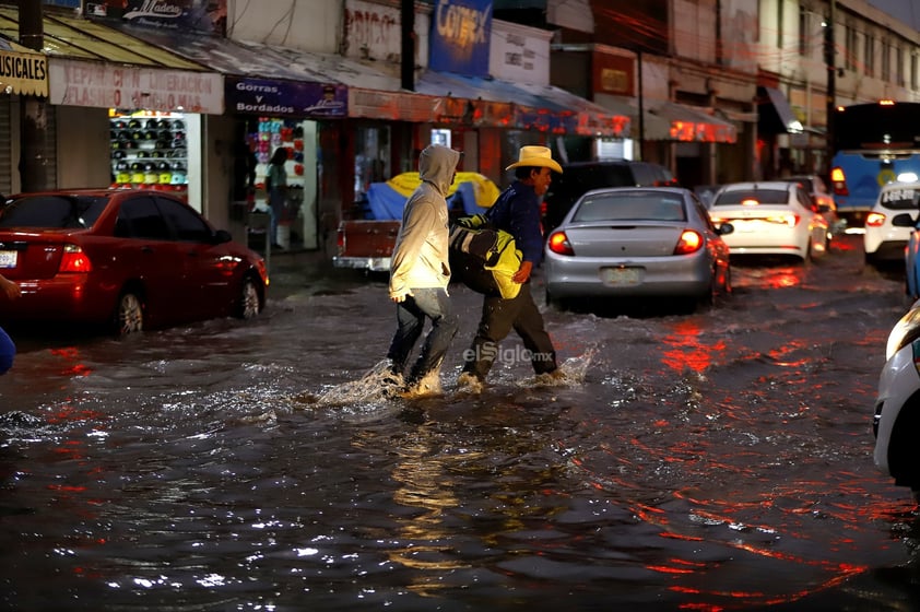 Una fuerte precipitación sorprendió a la ciudad capital