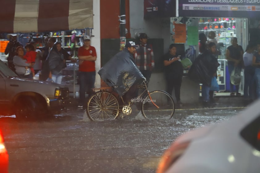 Una fuerte precipitación sorprendió a la ciudad capital