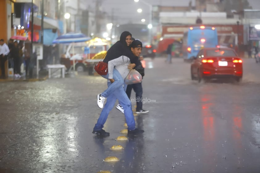 Una fuerte precipitación sorprendió a la ciudad capital