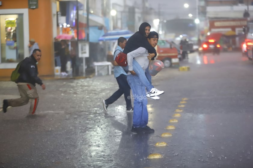 Una fuerte precipitación sorprendió a la ciudad capital