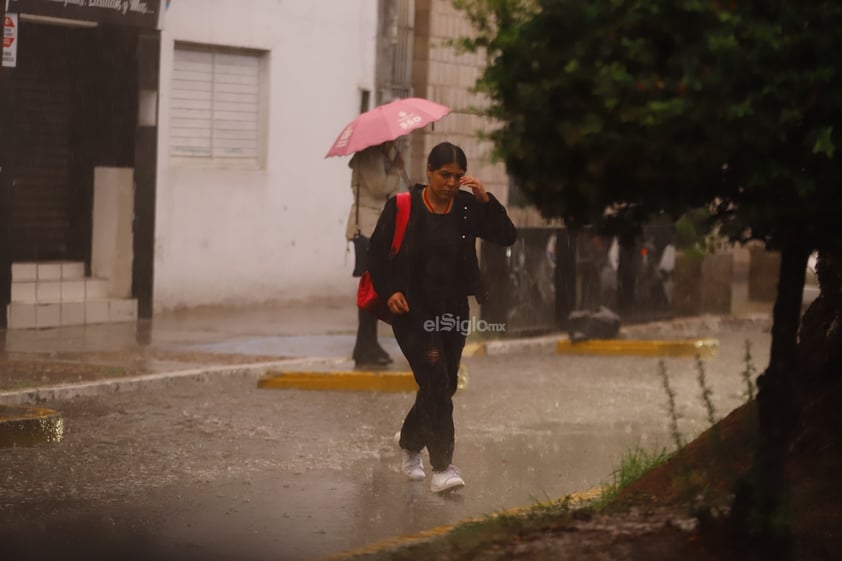 Una fuerte precipitación sorprendió a la ciudad capital