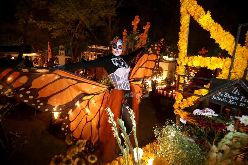 Como cada año, familiares y amigos comenzaron este 01 de noviembre la tradicional 'Noche de muertos' en Tzintzuntzan, Michoacán.