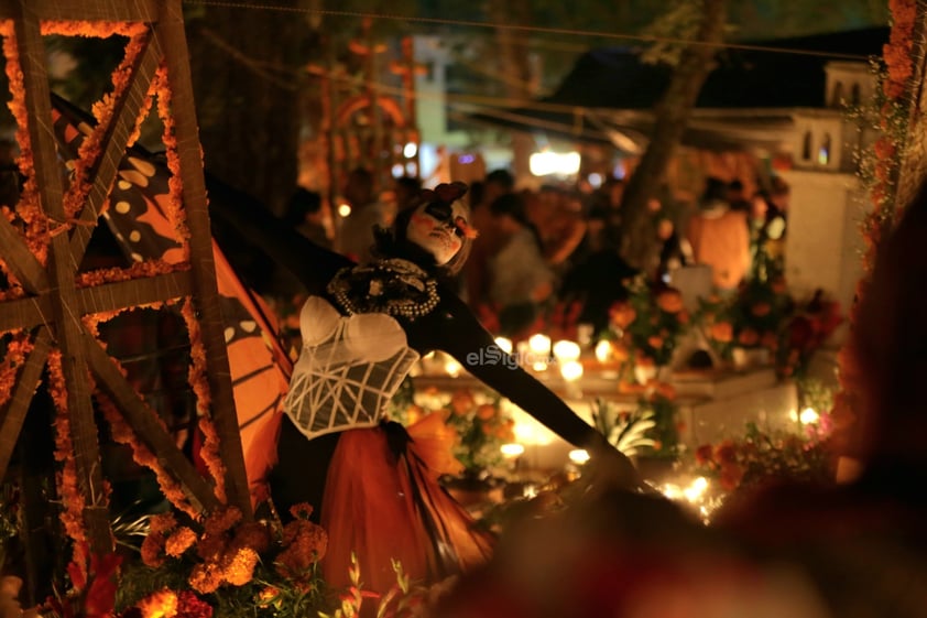 Como cada año, familiares y amigos comenzaron este 01 de noviembre la tradicional 'Noche de muertos' en Tzintzuntzan, Michoacán.