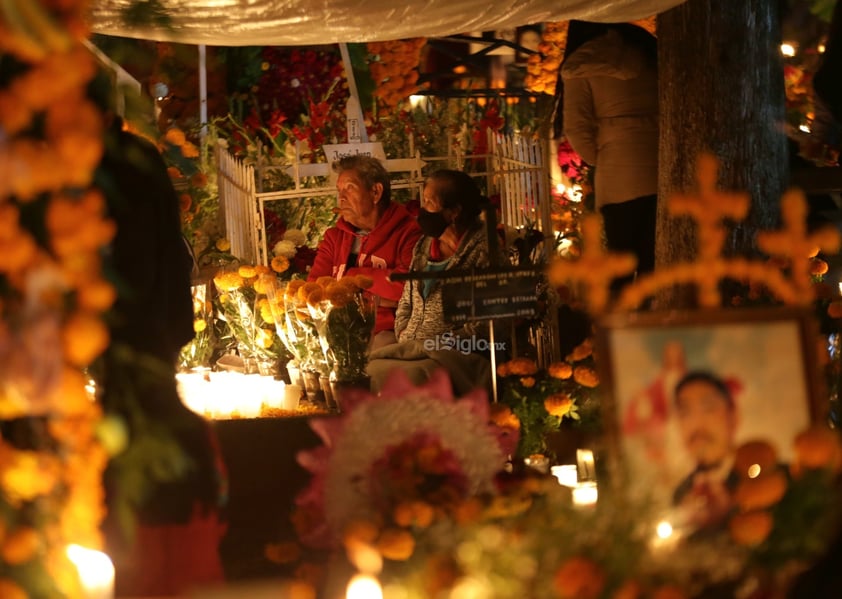 Como cada año, familiares y amigos comenzaron este 01 de noviembre la tradicional 'Noche de muertos' en Tzintzuntzan, Michoacán.