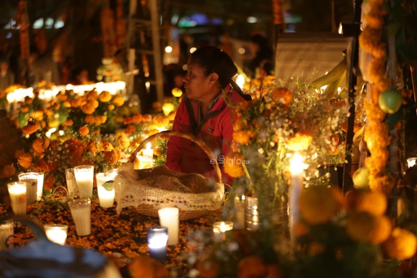 Como cada año, familiares y amigos comenzaron este 01 de noviembre la tradicional 'Noche de muertos' en Tzintzuntzan, Michoacán.