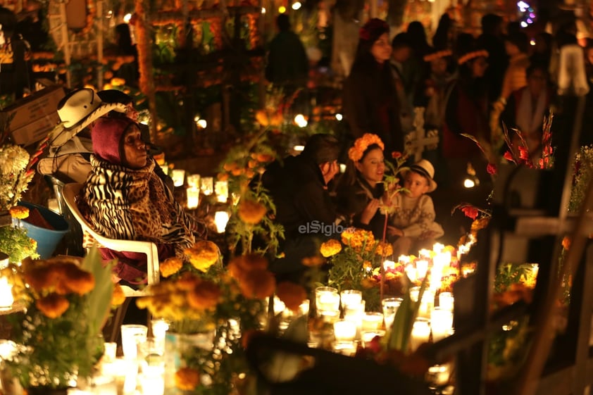 Como cada año, familiares y amigos comenzaron este 01 de noviembre la tradicional 'Noche de muertos' en Tzintzuntzan, Michoacán.