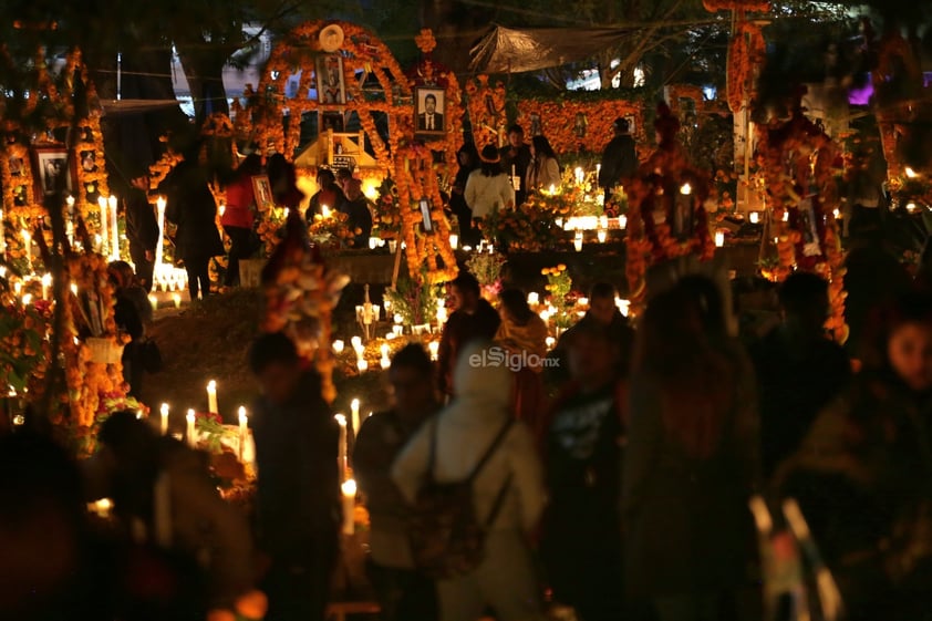 Como cada año, familiares y amigos comenzaron este 01 de noviembre la tradicional 'Noche de muertos' en Tzintzuntzan, Michoacán.