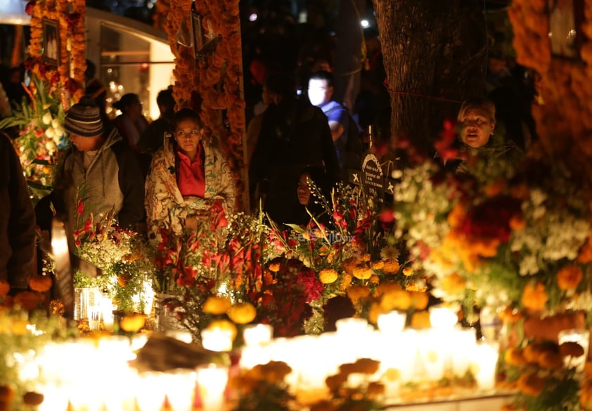 Como cada año, familiares y amigos comenzaron este 01 de noviembre la tradicional 'Noche de muertos' en Tzintzuntzan, Michoacán.