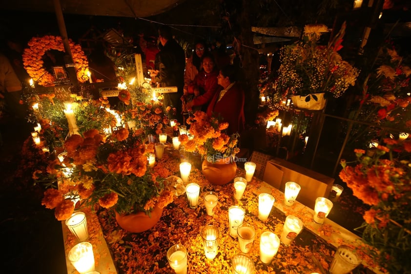 Como cada año, familiares y amigos comenzaron este 01 de noviembre la tradicional 'Noche de muertos' en Tzintzuntzan, Michoacán.