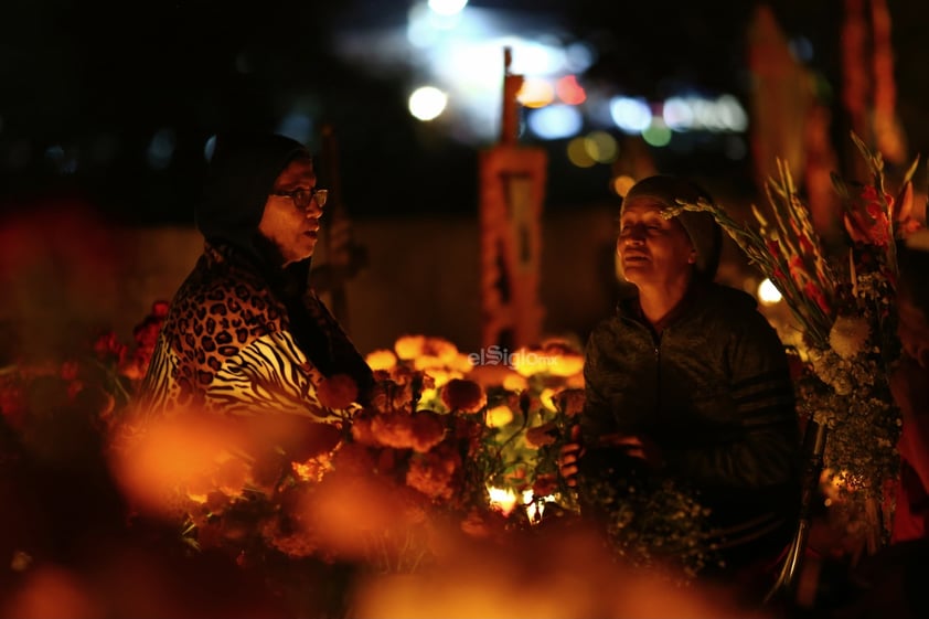 Como cada año, familiares y amigos comenzaron este 01 de noviembre la tradicional 'Noche de muertos' en Tzintzuntzan, Michoacán.