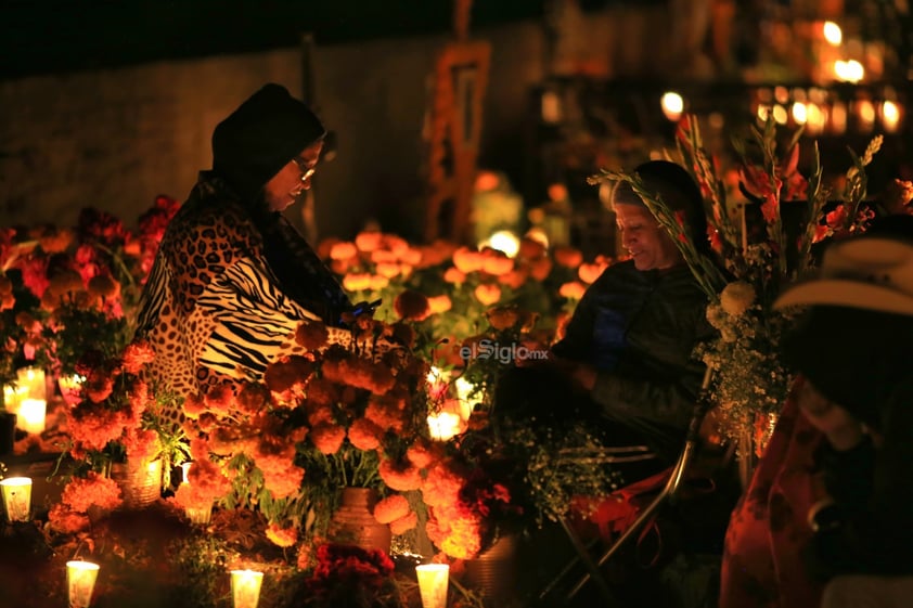 Como cada año, familiares y amigos comenzaron este 01 de noviembre la tradicional 'Noche de muertos' en Tzintzuntzan, Michoacán.