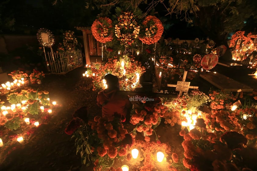 Como cada año, familiares y amigos comenzaron este 01 de noviembre la tradicional 'Noche de muertos' en Tzintzuntzan, Michoacán.