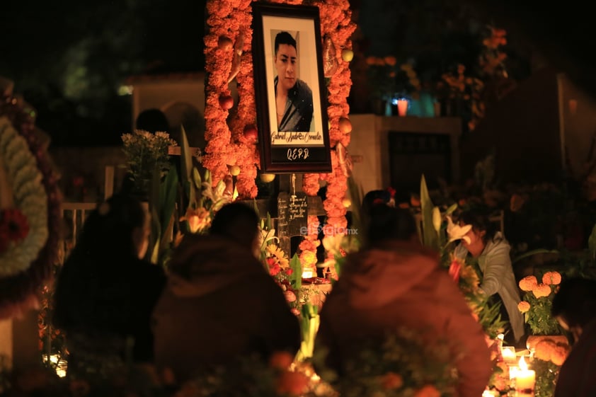 Como cada año, familiares y amigos comenzaron este 01 de noviembre la tradicional 'Noche de muertos' en Tzintzuntzan, Michoacán.