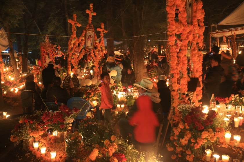 Como cada año, familiares y amigos comenzaron este 01 de noviembre la tradicional 'Noche de muertos' en Tzintzuntzan, Michoacán.